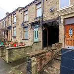Modern & Spacious 2 Bed House - Free Parking