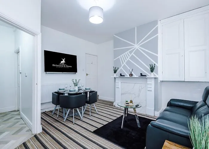 Modern & Spacious 2 Bed House - Free Parking