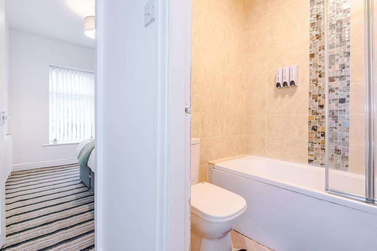 Modern & Spacious 2 Bed House - Free Parking