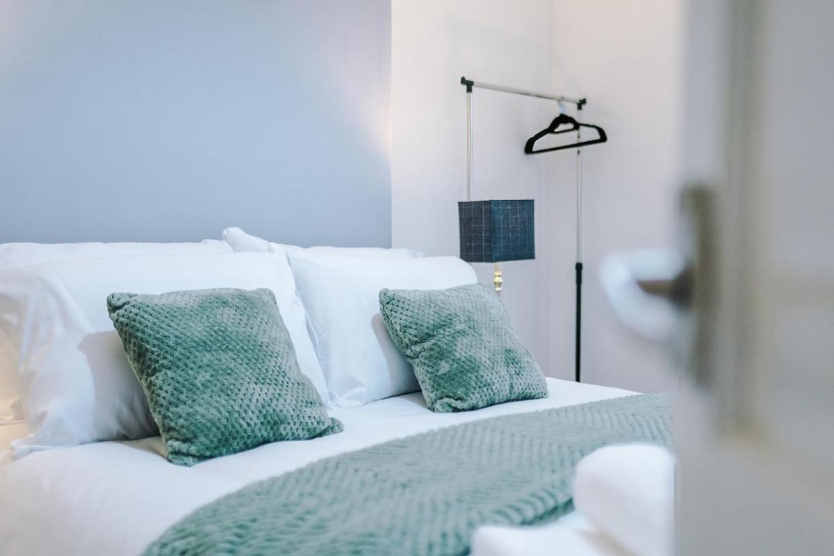 Modern & Spacious 2 Bed House - Free Parking Holiday home *