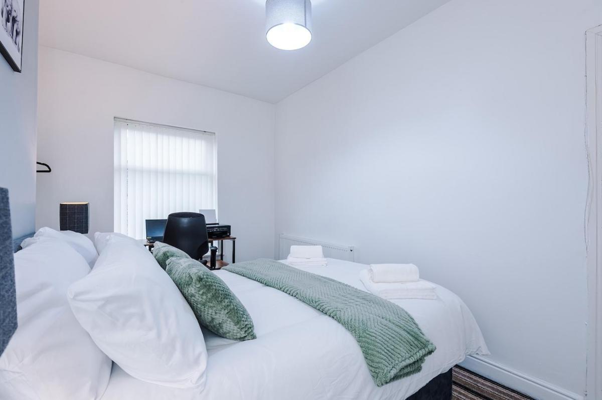 Modern & Spacious 2 Bed House - Free Parking Holiday home Bradford (West Yorkshire)