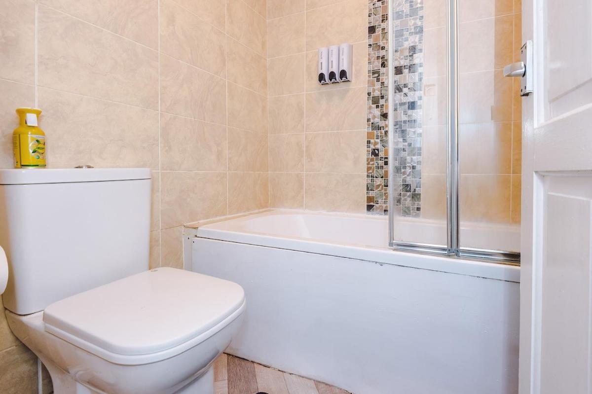 Modern & Spacious 2 Bed House - Free Parking Holiday home
