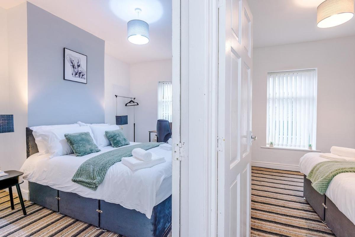 Modern & Spacious 2 Bed House - Free Parking Holiday home *