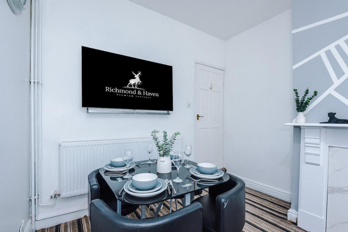 Modern & Spacious 2 Bed House - Free Parking *