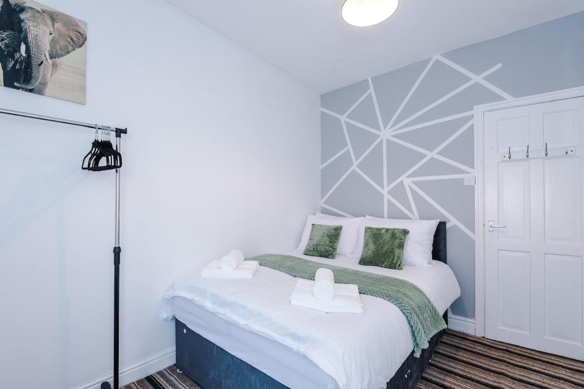 Modern & Spacious 2 Bed House - Free Parking Bradford (West Yorkshire)