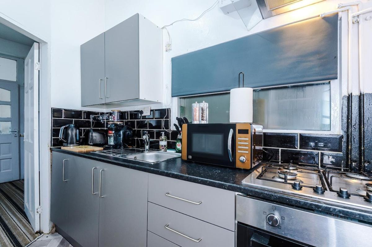 Modern & Spacious 2 Bed House - Free Parking