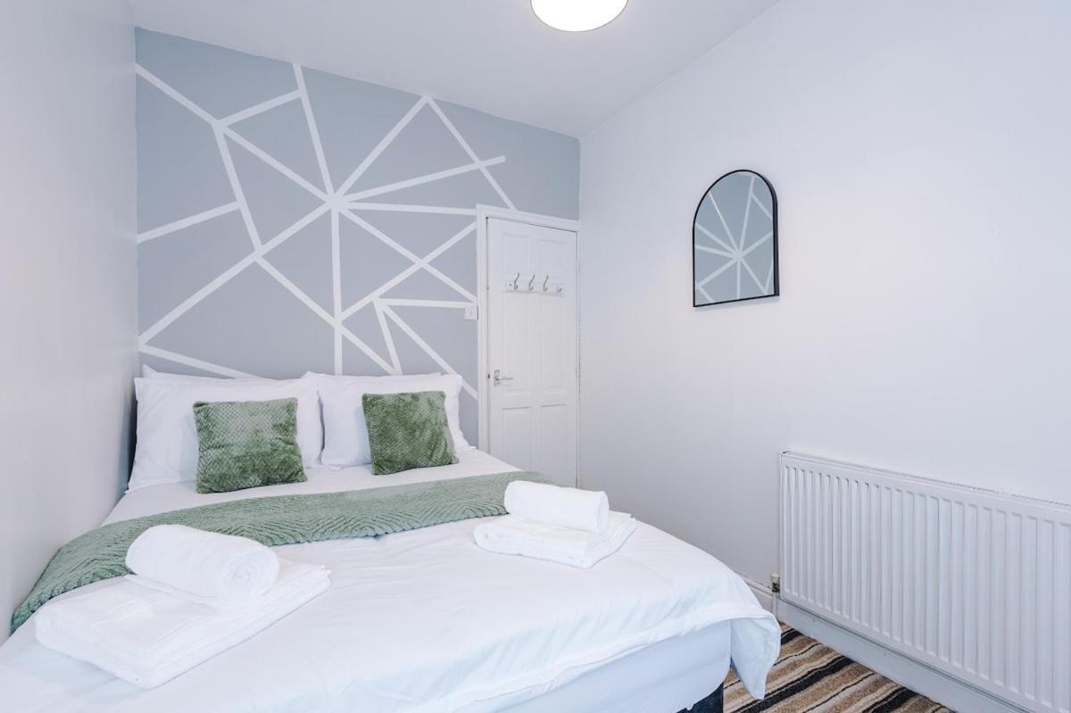 Modern & Spacious 2 Bed House - Free Parking * Bradford (West Yorkshire)