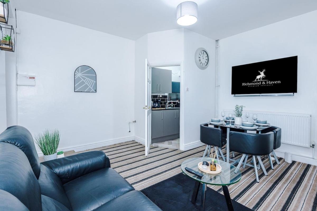 Modern & Spacious 2 Bed House - Free Parking *