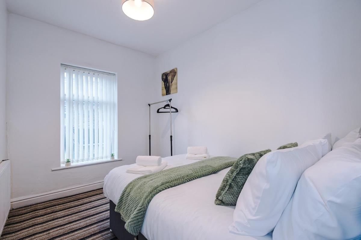 Modern & Spacious 2 Bed House - Free Parking Bradford (West Yorkshire)
