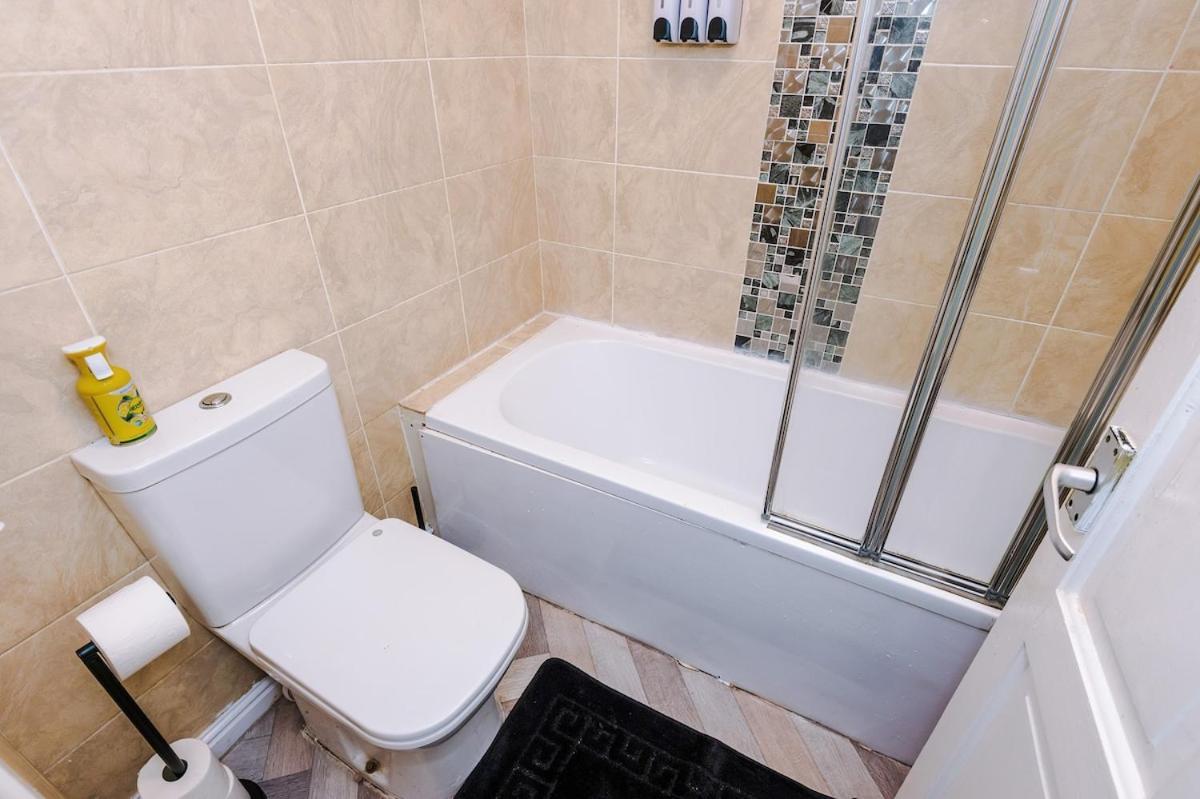 Holiday home Modern & Spacious 2 Bed House - Free Parking *