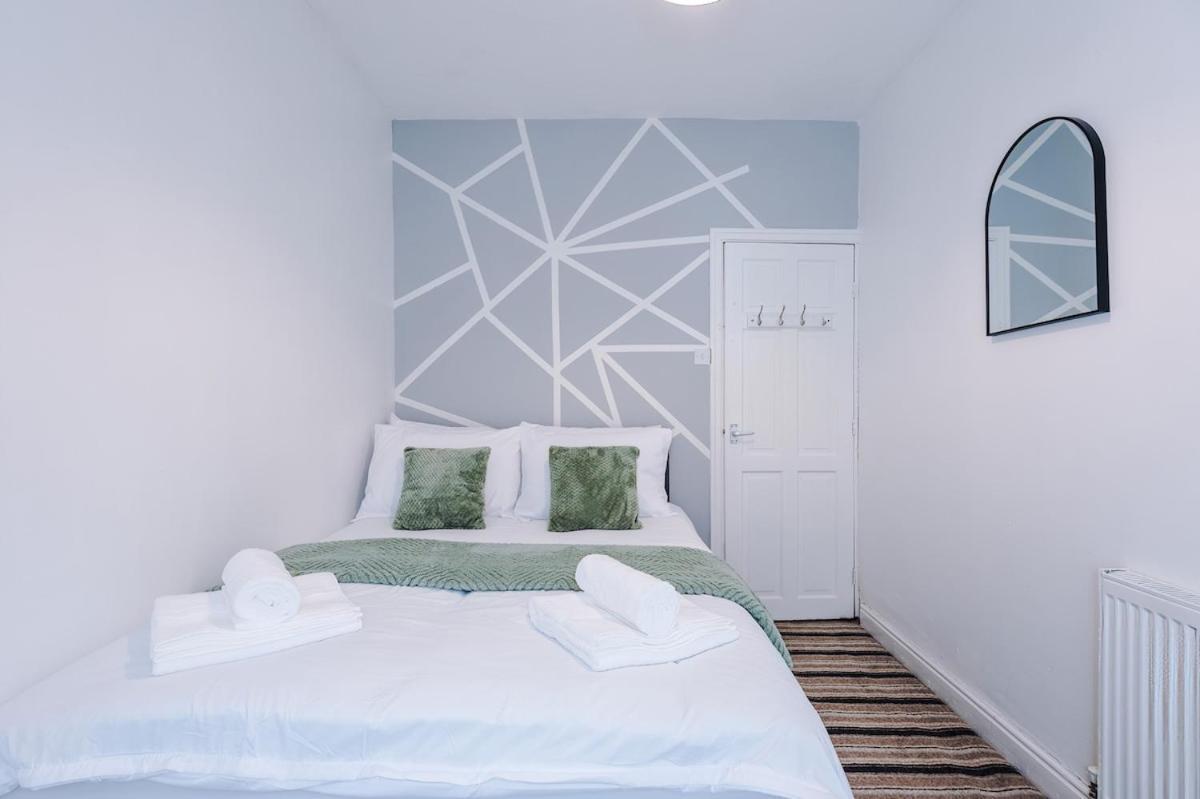 Modern & Spacious 2 Bed House - Free Parking