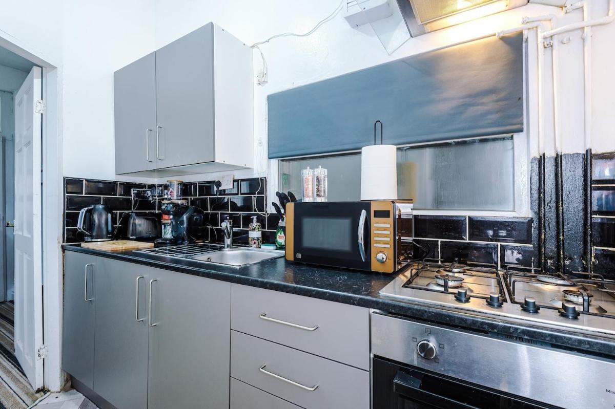 Modern & Spacious 2 Bed House - Free Parking