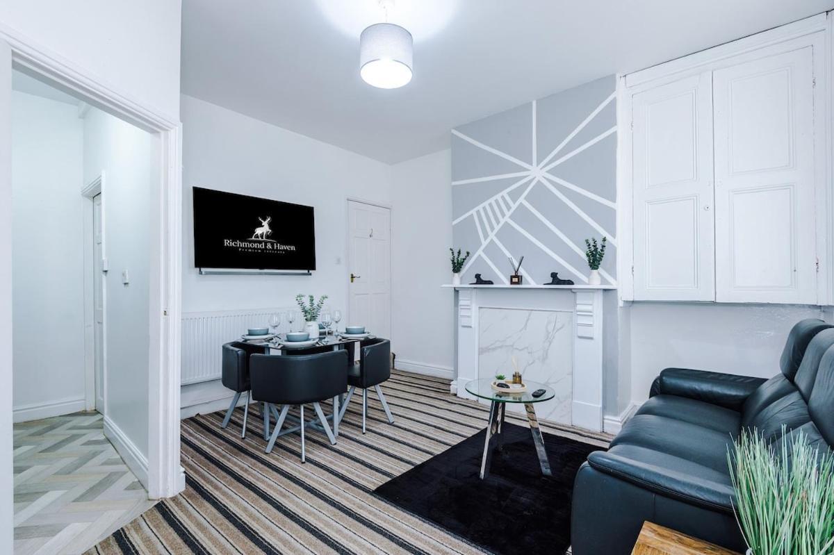 Modern & Spacious 2 Bed House - Free Parking * Bradford (West Yorkshire)